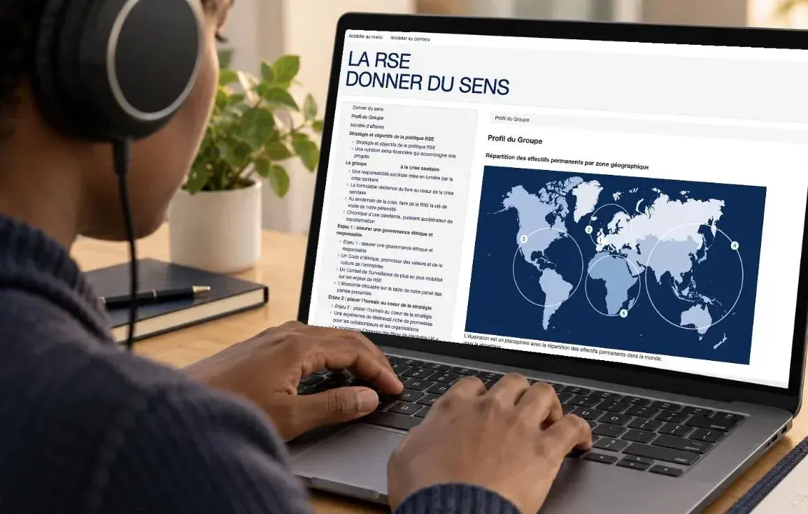 Une personne équipée d'un casque audio lit une publication accessible sur son ordinateur portable ; les liens « Accéder au menu » et « Accéder au contenu » sont visibles en haut de la page